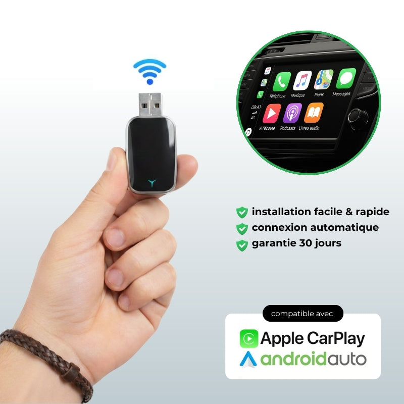 Image de clé carplay voiture tenue dans une main